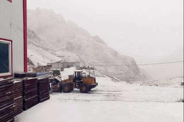 人間四月芳菲盡，山中春雪還復(fù)來(lái)