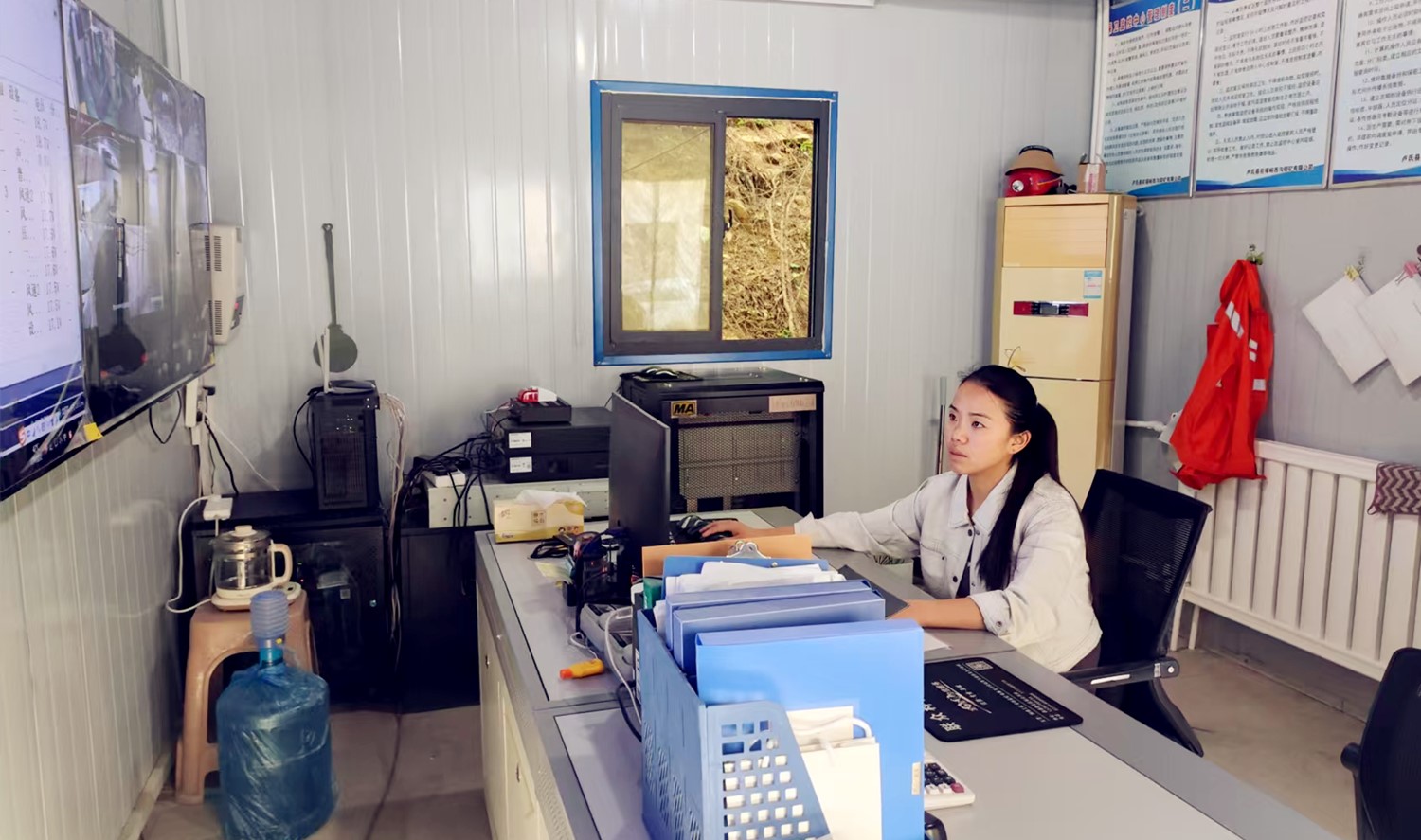 堅(jiān)守安全防線，綻放巾幗風(fēng)采｜記西溝鐵礦安全監(jiān)控員黃春玲